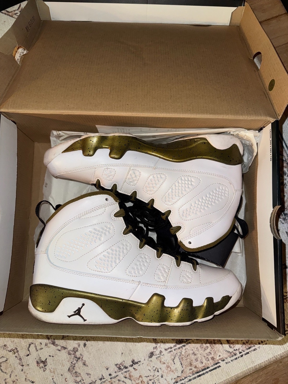 Jordan Men's Sneakers in White and Gold
